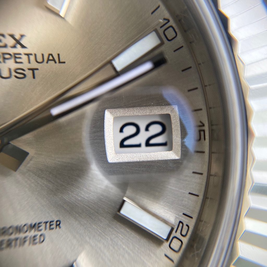 Macro view of the date window and cyclops magnification