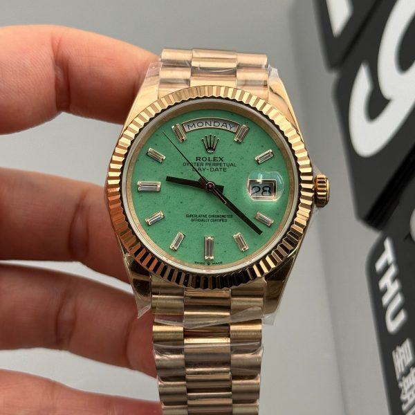 VS Factory Rolex Day-Date Yellow Gold Green Baguette Diamond Dial (139000) 1:1 Super Clone – DD3255 Movement