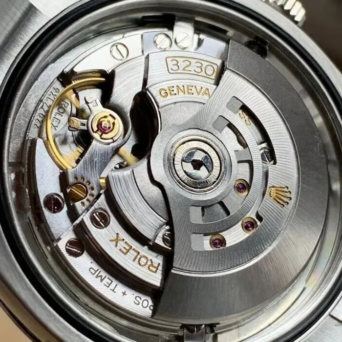 Mechanical view of the custom 3230 calibre displaying Geneva wave finishing, balance wheel bridge, and rotor engraving.
